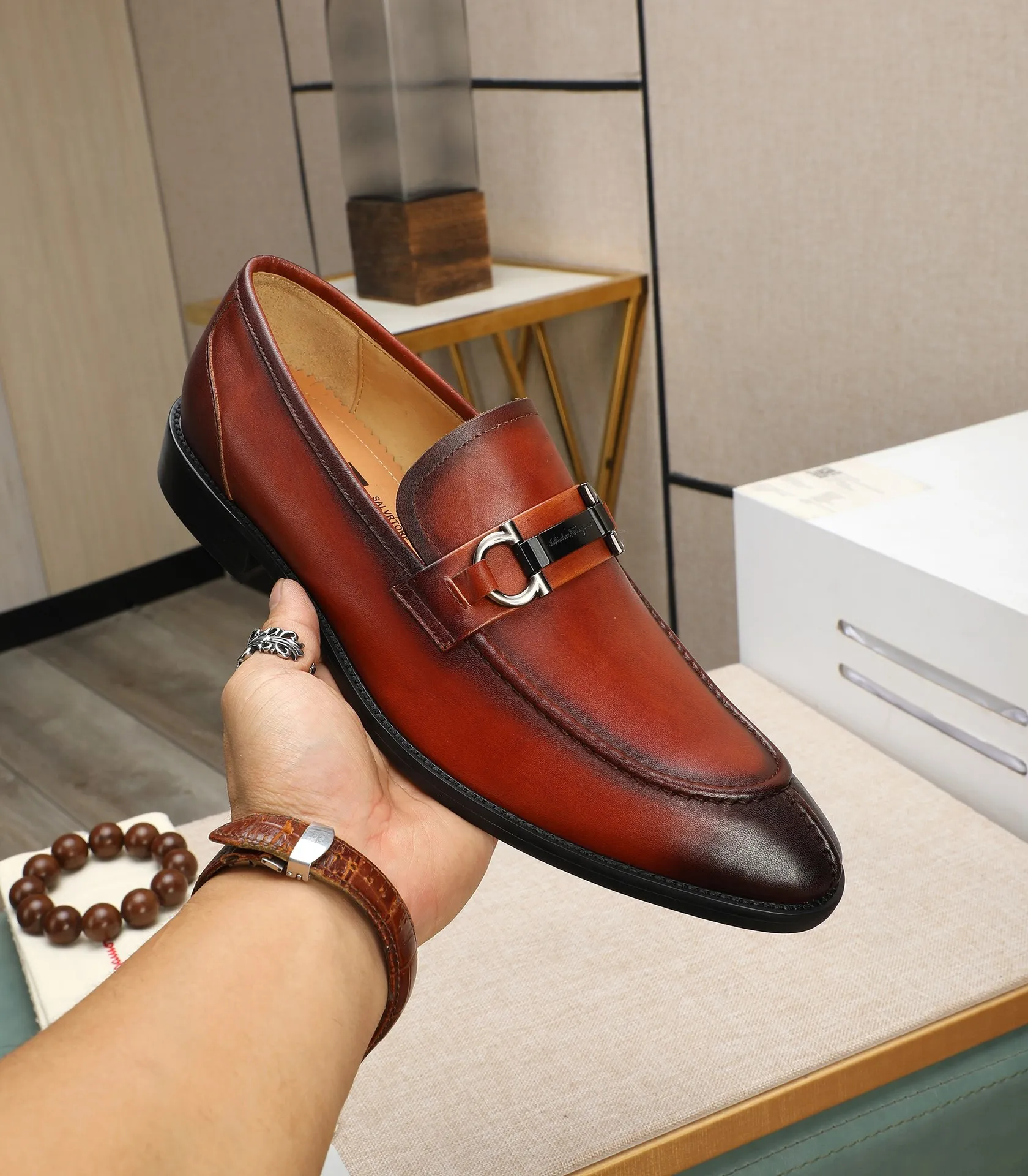 Men's shoes 💰540📛📛(water-dyed cowhide) Salvatore Ferragamo high-end (Salvatore Ferragamo) is the world's top luxury footwear brand. It comes from the fashion kingdom of Italy and is famous all over the world for its traditional handmade design and novel styles...🚶🏻🚶🏻New suit shoes are available simultaneously at the counter. This model is purely handmade. The fabric is imported from Italy's original first-layer cowhide. Soft water-dyed cowhide lining. Original authentic outsole🌀🌀Size: 38➖44 (45 customized)
